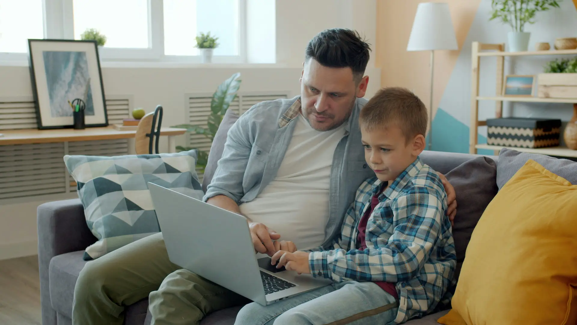 Familia disfrutando de internet de fibra óptica en casa